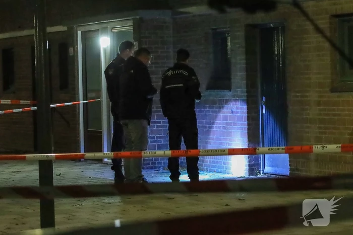 Regenboogvlag in brand gestoken bij portiek