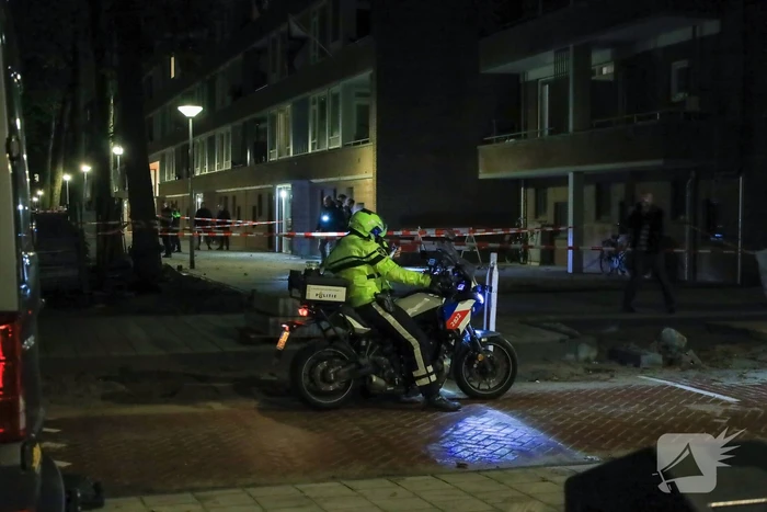 Regenboogvlag in brand gestoken bij portiek