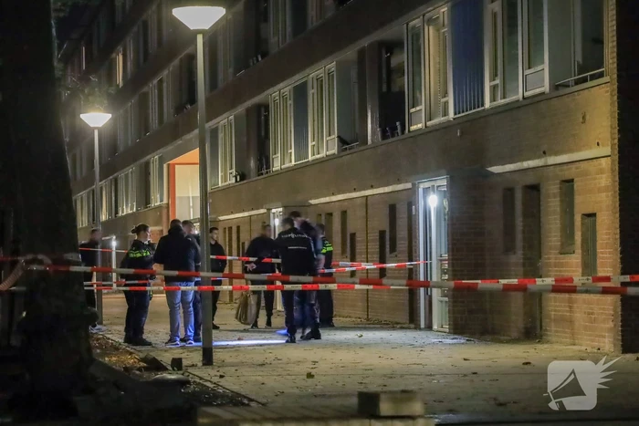 Regenboogvlag in brand gestoken bij portiek