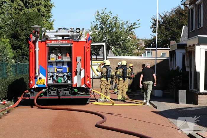 Hevige brand in garageboxen naast woning