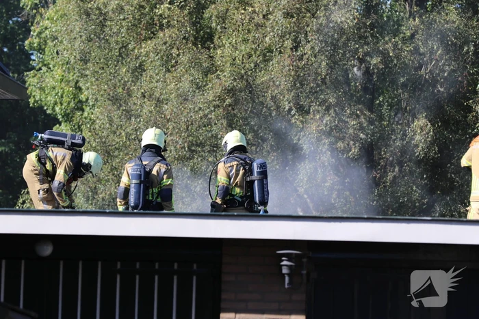Hevige brand in garageboxen naast woning