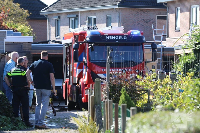 Hevige brand in garageboxen naast woning