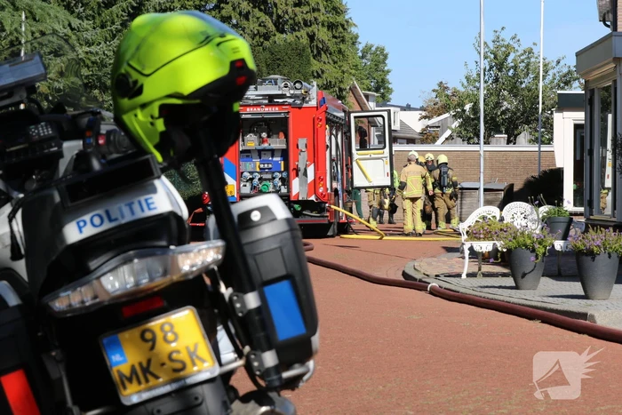 Hevige brand in garageboxen naast woning