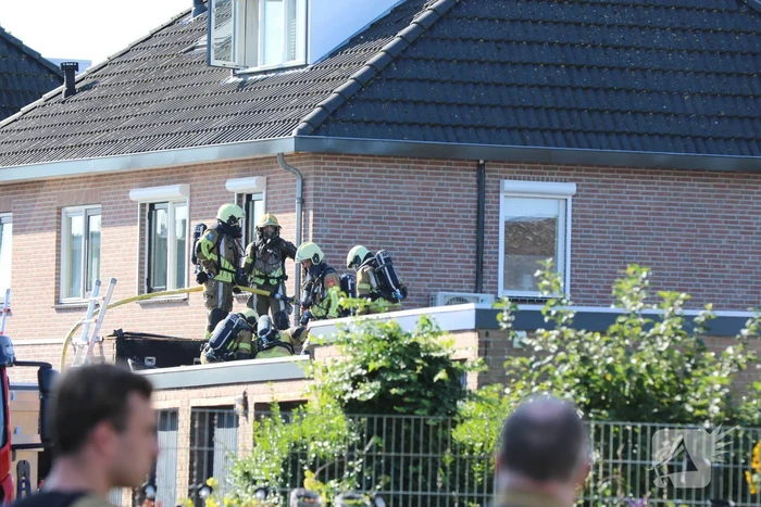 Hevige brand in garageboxen naast woning
