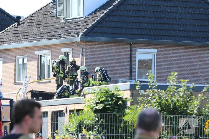 Hevige brand in garageboxen naast woning