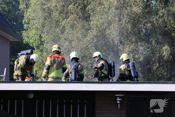 Hevige brand in garageboxen naast woning