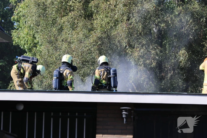 Hevige brand in garageboxen naast woning