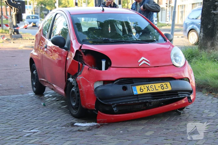 Auto wijkt uit voor scooter en klapt op betonnenpaal