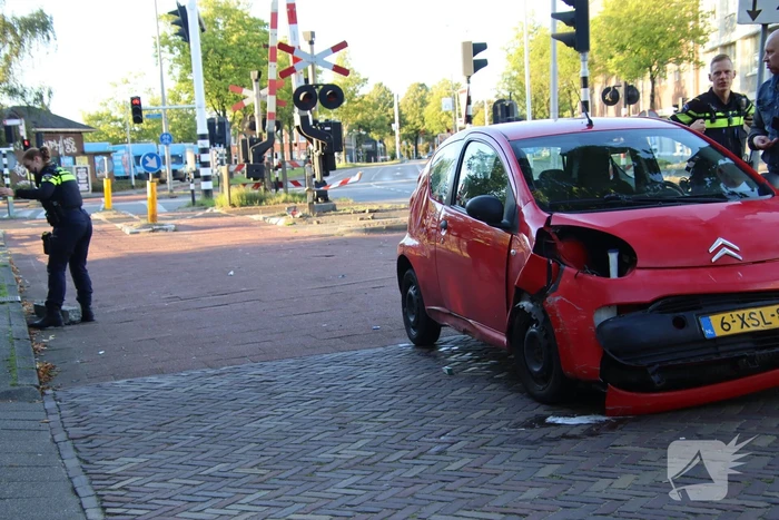 Auto wijkt uit voor scooter en klapt op betonnenpaal