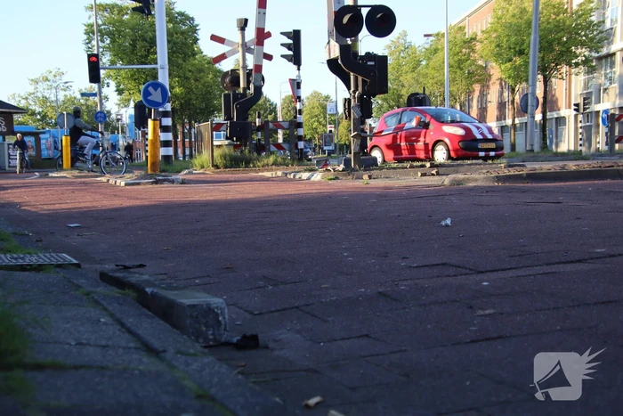 Auto wijkt uit voor scooter en klapt op betonnenpaal