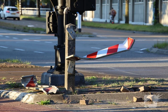 Auto wijkt uit voor scooter en klapt op betonnenpaal
