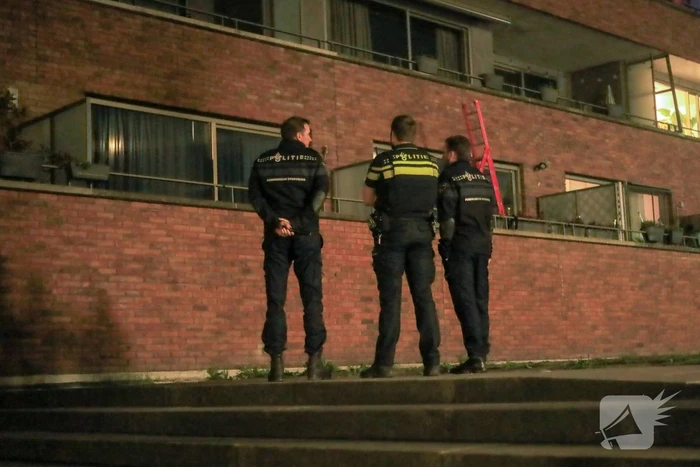 Barst in raam na gooien vuurwerk