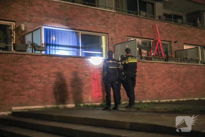 Barst in raam na gooien vuurwerk