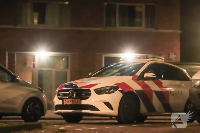 Barst in raam na gooien vuurwerk