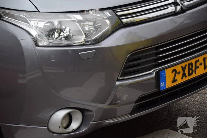 Fietser en automobilist in botsing