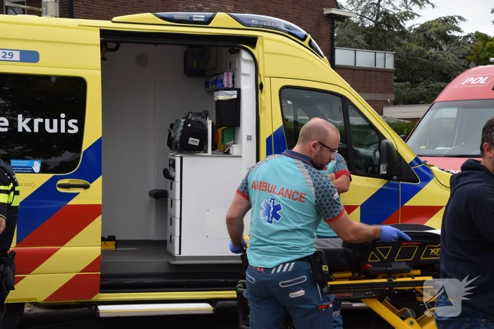 Fietser en automobilist in botsing