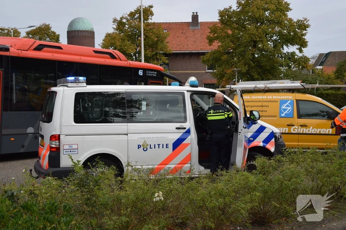Fietser en automobilist in botsing