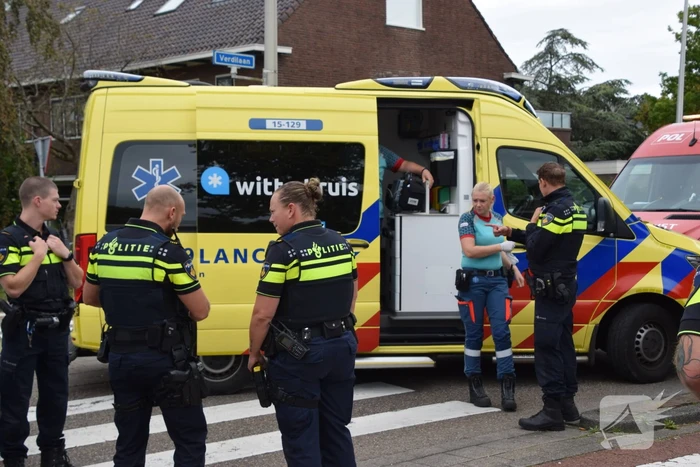 Fietser en automobilist in botsing