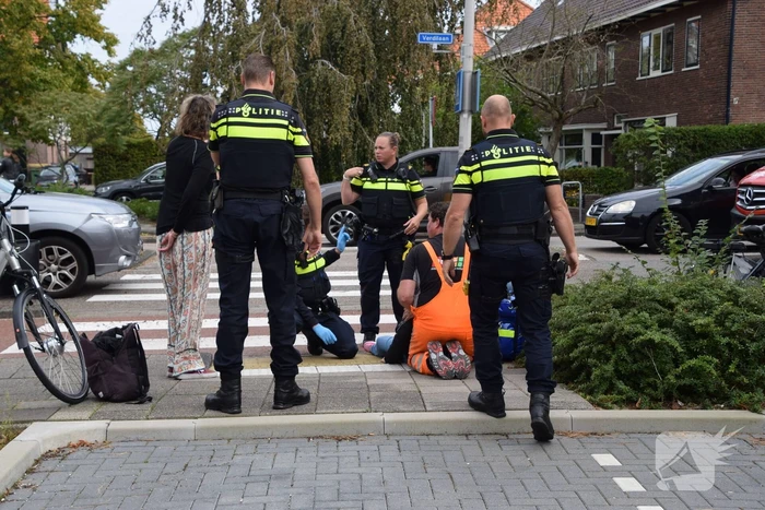 Fietser en automobilist in botsing
