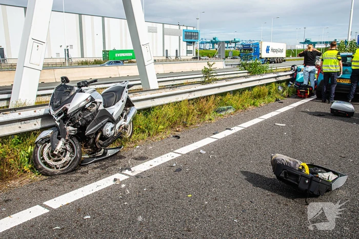 Motorrijder zwaargewond bij botsing met auto