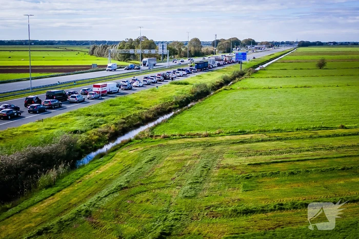 Auto belandt in sloot na botsing