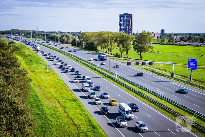 Auto belandt in sloot na botsing
