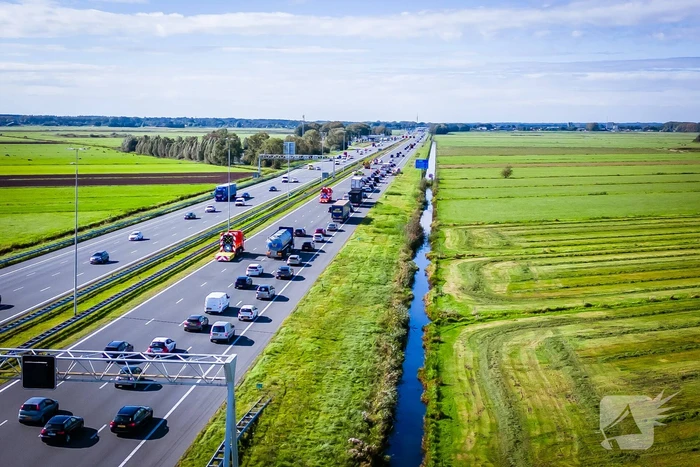Auto belandt in sloot na botsing
