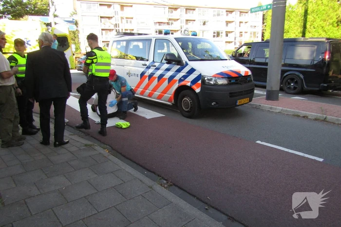 Fietser en automobilist in botsing