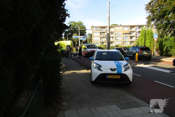 Fietser en automobilist in botsing