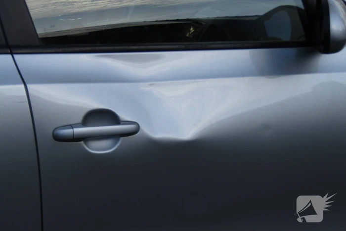 Fietser en automobilist in botsing