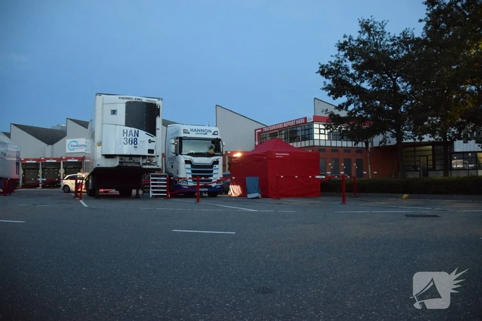 Overleden persoon aangetroffen in vrachtwagen