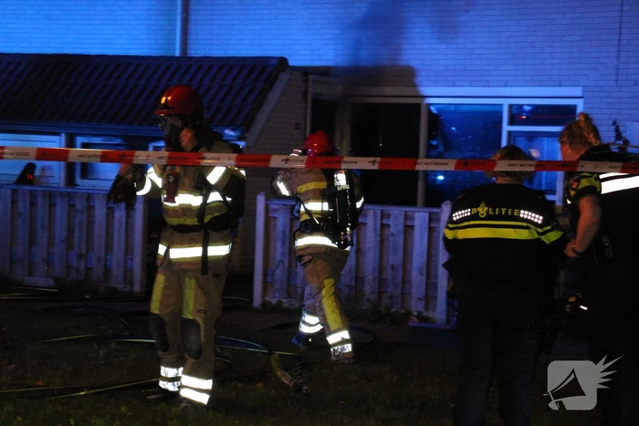 Rookontwikkeling uit woning, persoon naar ziekenhuis