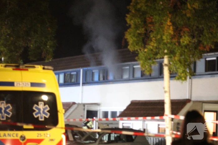 Rookontwikkeling uit woning, persoon naar ziekenhuis