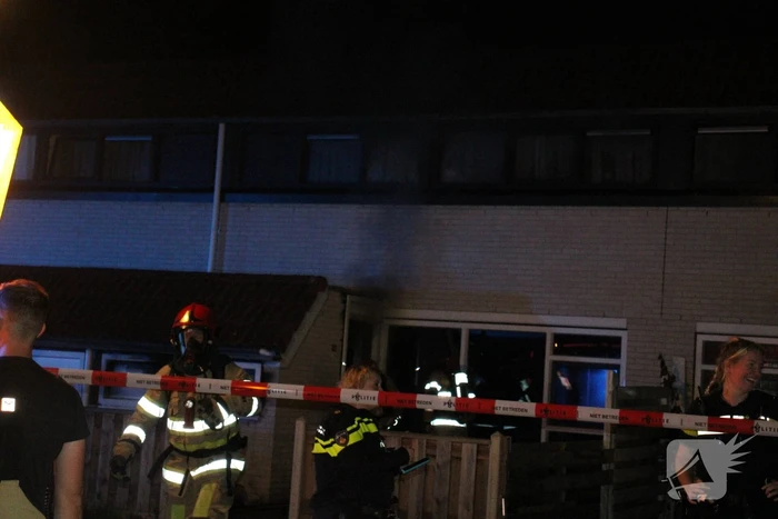 Rookontwikkeling uit woning, persoon naar ziekenhuis