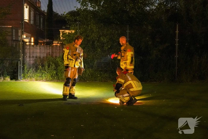 Vuurwerkbom en nitraten aangetroffen op voetbalveldje