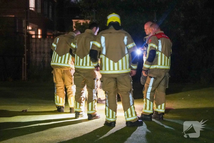 Vuurwerkbom en nitraten aangetroffen op voetbalveldje