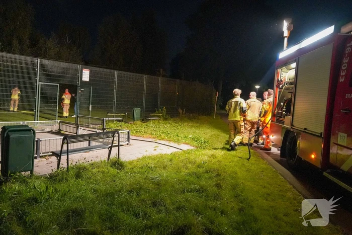 Vuurwerkbom en nitraten aangetroffen op voetbalveldje