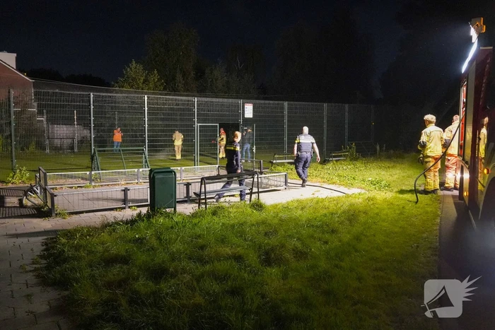 Vuurwerkbom en nitraten aangetroffen op voetbalveldje