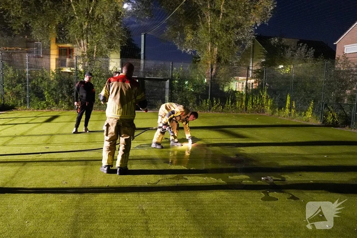 Vuurwerkbom en nitraten aangetroffen op voetbalveldje