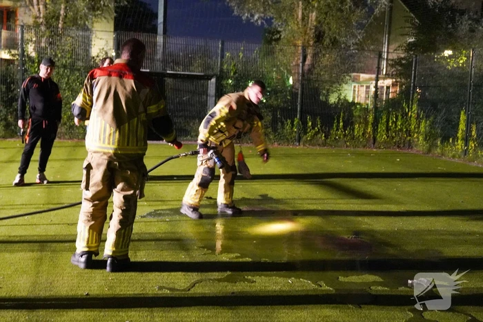 Vuurwerkbom en nitraten aangetroffen op voetbalveldje