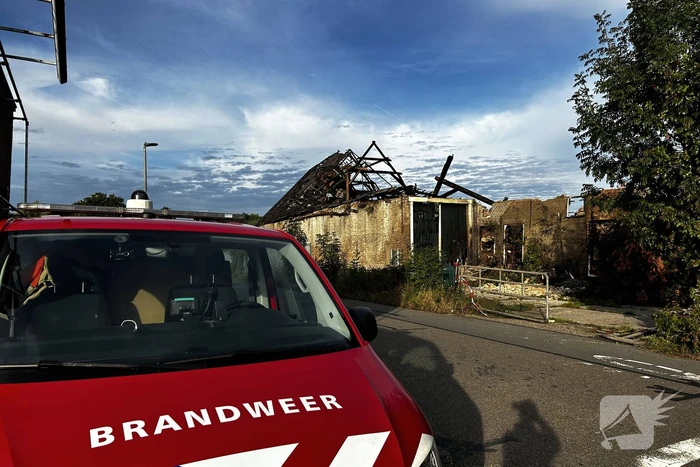 Brandweer blust na bij uitgebrande boerderij