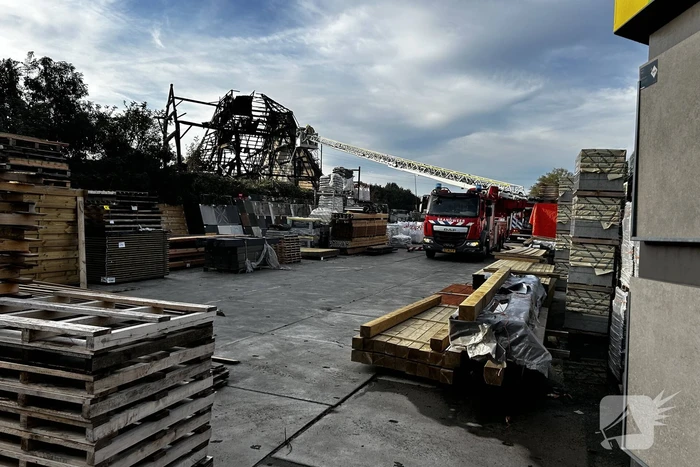 Brandweer blust na bij uitgebrande boerderij