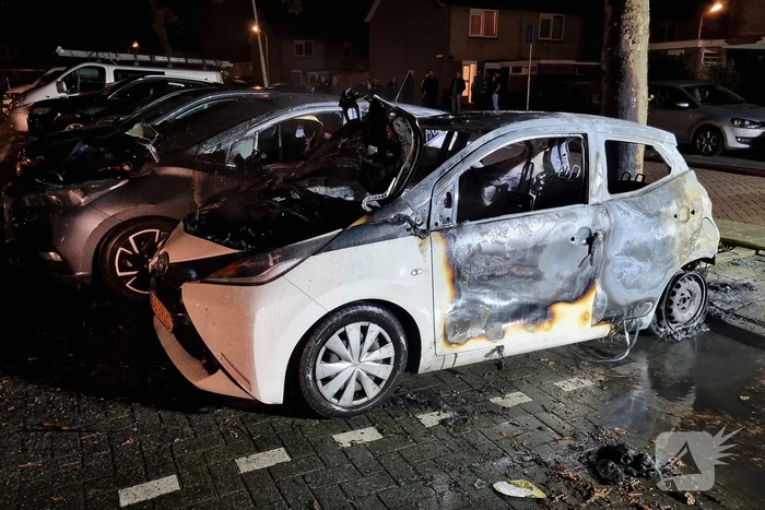 Twee auto's zwaar beschadigd door brand