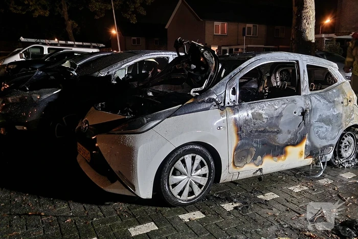 Twee auto's zwaar beschadigd door brand