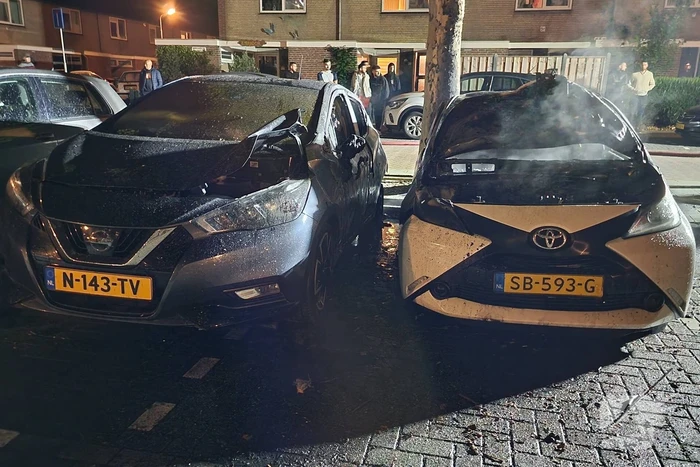 Twee auto's zwaar beschadigd door brand
