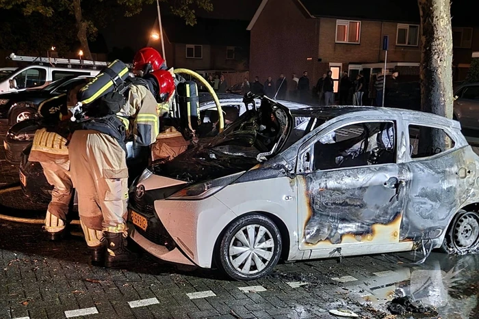 Twee auto's zwaar beschadigd door brand