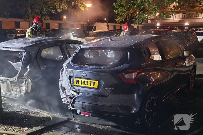 Twee auto's zwaar beschadigd door brand