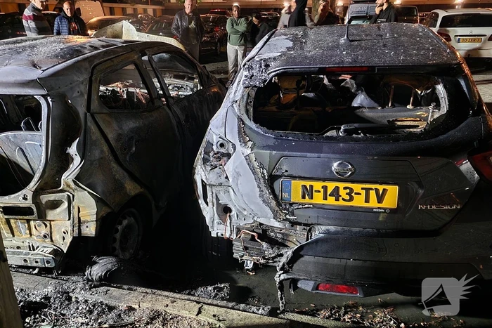 Twee auto's zwaar beschadigd door brand