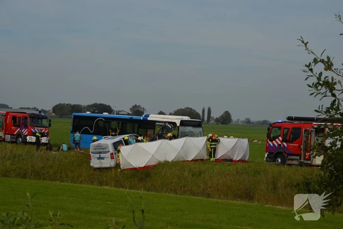 Ernstige aanrijding tussen taxibus en lijnbus