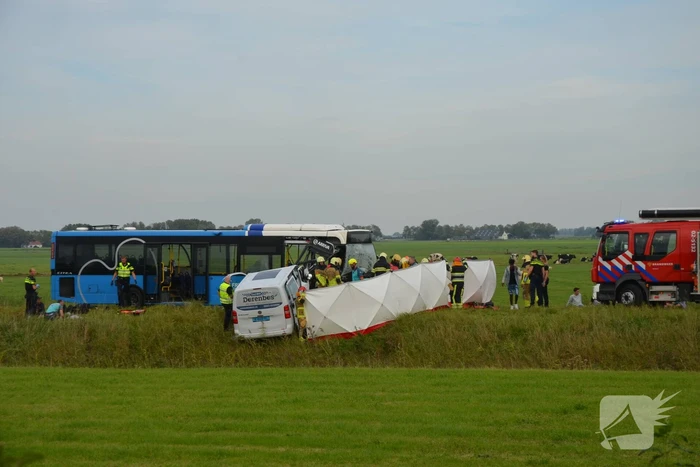 Ernstige aanrijding tussen taxibus en lijnbus